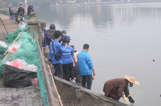 Hà Nội: Vừa bước xuống bến thả cá chép tiễn Táo quân, người dân lập tức bị... xin túi nilon - Ảnh 7.