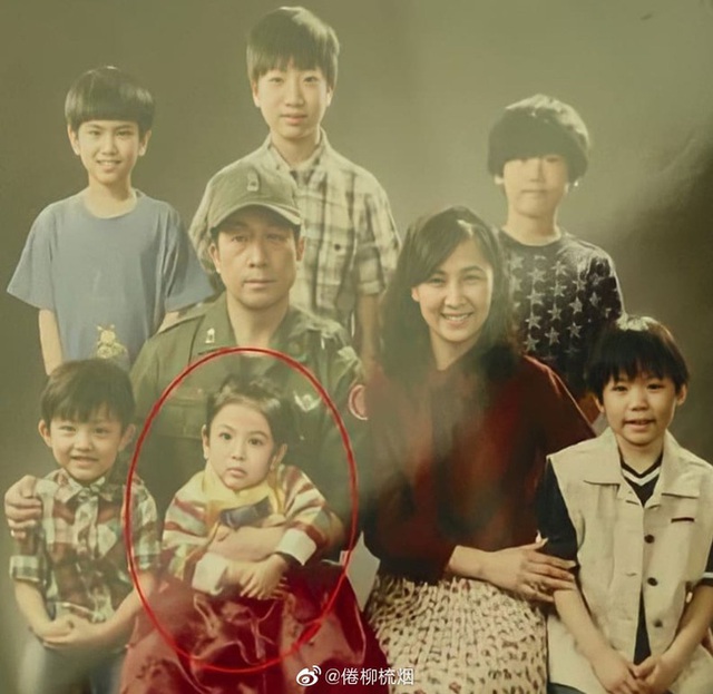 Bức ảnh hiếm cách đây hơn 20 năm trước của Song Hye Kyo bên cạnh 1 người đàn ông bất ngờ gây sốt  - Ảnh 3.