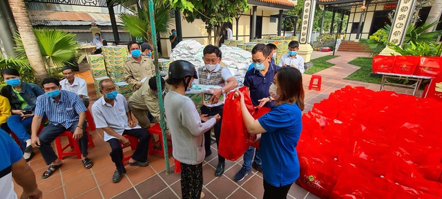 Tết có bánh chưng, lì xì của những em bé mồ côi, hộ nghèo - Ảnh 3.