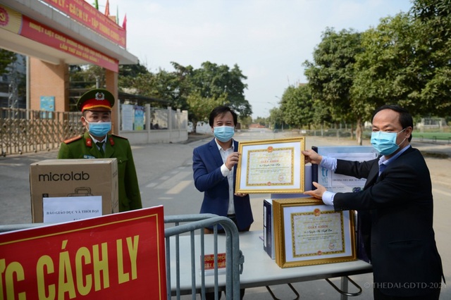 6 cán bộ, giáo viên trường tiểu học Xuân Phương nhận giấy khen trong phòng chống dịch COVID-19 - Ảnh 2.