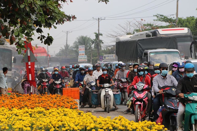 Đường miền Tây kẹt cứng, người dân về quê ăn Tết nhích từng mét - Ảnh 2.