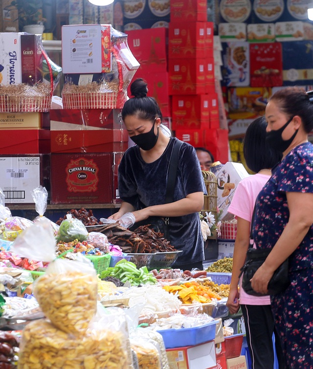 Hà Nội: Người dân kéo đến thủ phủ bánh kẹo nhập ngoại sắm Tết - Ảnh 6.