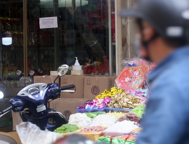 Hà Nội: Người dân kéo đến thủ phủ bánh kẹo nhập ngoại sắm Tết - Ảnh 7.