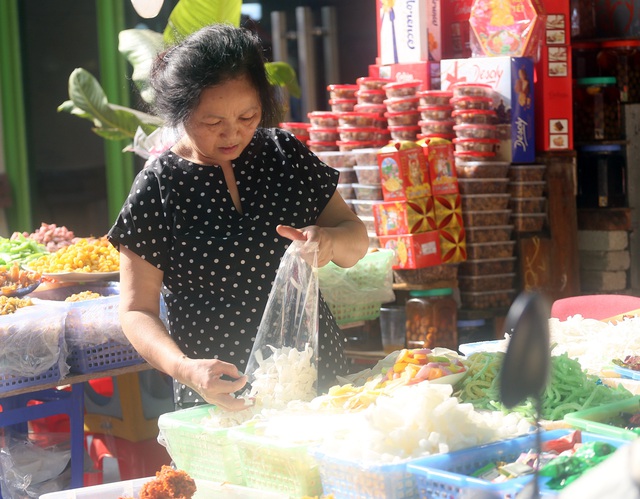 Hà Nội: Người dân kéo đến thủ phủ bánh kẹo nhập ngoại sắm Tết - Ảnh 8.