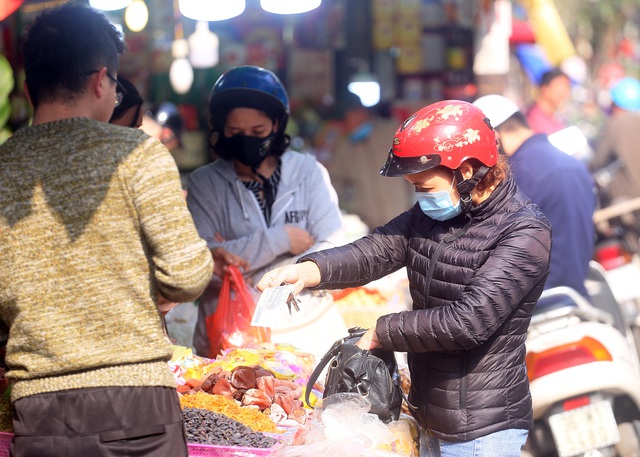 Hà Nội: Người dân kéo đến thủ phủ bánh kẹo nhập ngoại sắm Tết - Ảnh 9.