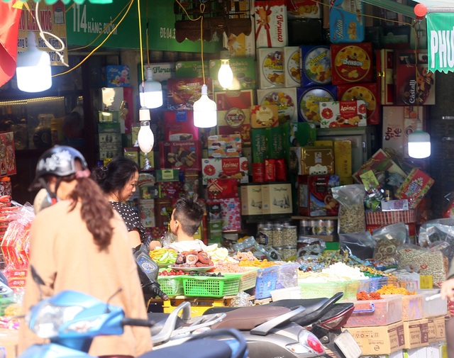 Hà Nội: Người dân kéo đến thủ phủ bánh kẹo nhập ngoại sắm Tết - Ảnh 10.