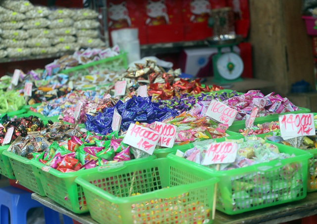 Hà Nội: Người dân kéo đến thủ phủ bánh kẹo nhập ngoại sắm Tết - Ảnh 12.