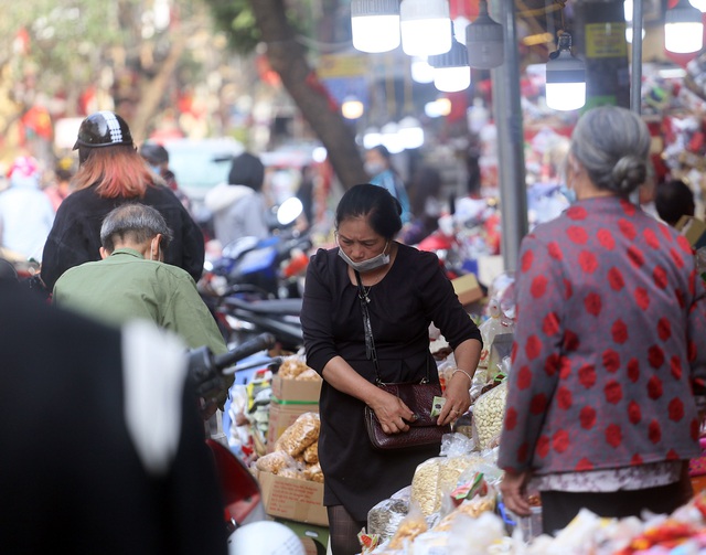 Hà Nội: Người dân kéo đến thủ phủ bánh kẹo nhập ngoại sắm Tết - Ảnh 13.