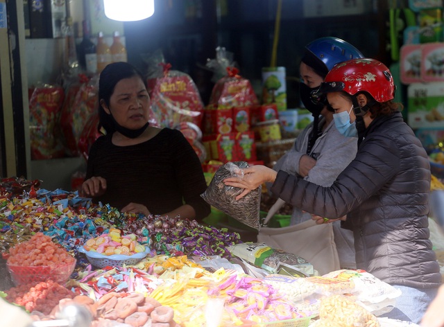 Hà Nội: Người dân kéo đến thủ phủ bánh kẹo nhập ngoại sắm Tết - Ảnh 14.