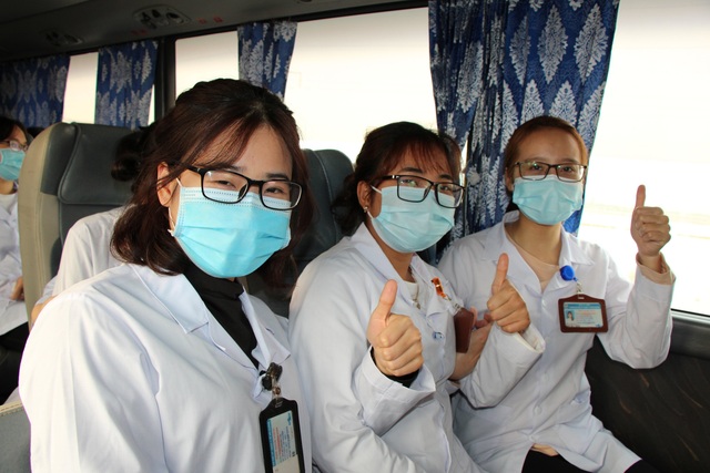 Ngày cuối năm trên chuyến xe chở sinh viên đi lấy mẫu xét nghiệm tại tâm dịch Hải Dương - Ảnh 4.