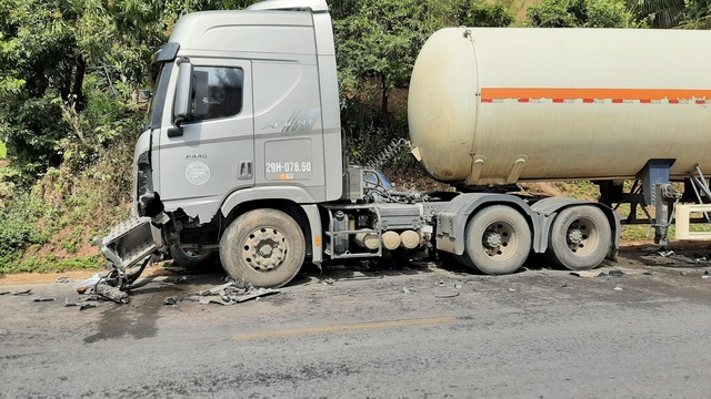 Nguyên nhân ban đầu vụ ô tô biển xanh va chạm xe bồn khiến 5 người thương vong - Ảnh 2.