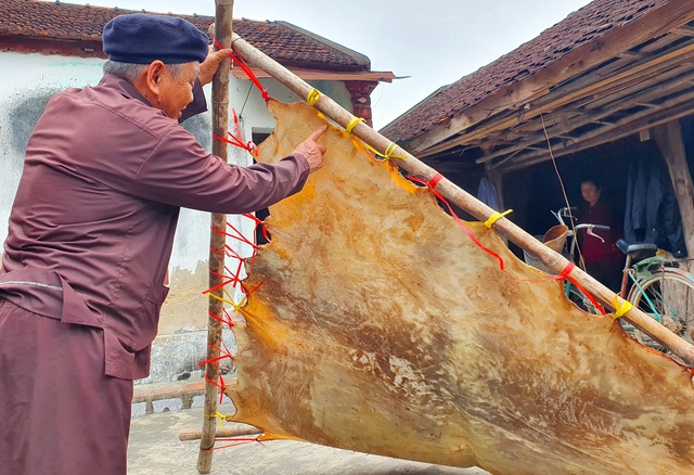 Cận cảnh quá trình thuộc da trâu, bò làm trống của những người thợ tài hoa - Ảnh 13.