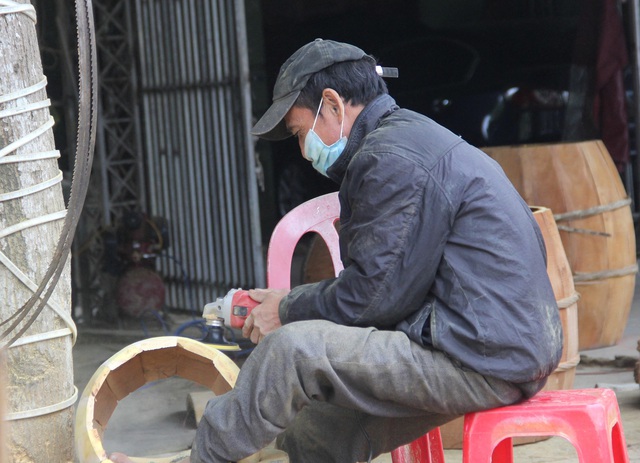 Cận cảnh quá trình thuộc da trâu, bò làm trống của những người thợ tài hoa - Ảnh 4.