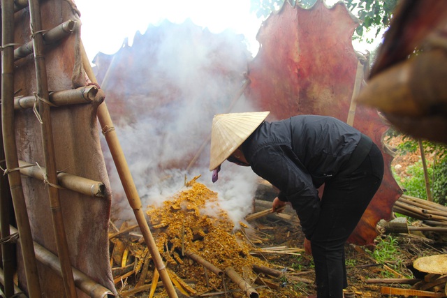 Cận cảnh quá trình thuộc da trâu, bò làm trống của những người thợ tài hoa - Ảnh 5.