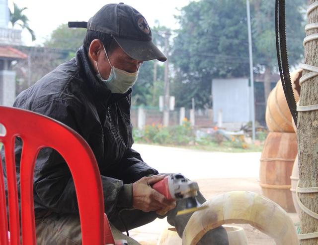 Cận cảnh quá trình thuộc da trâu, bò làm trống của những người thợ tài hoa - Ảnh 6.