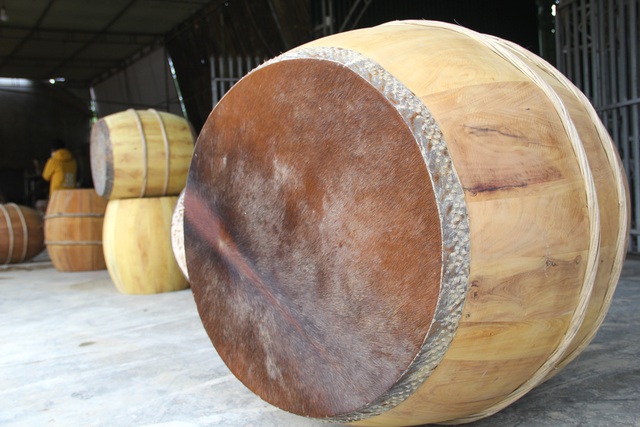 Cận cảnh quá trình thuộc da trâu, bò làm trống của những người thợ tài hoa - Ảnh 8.