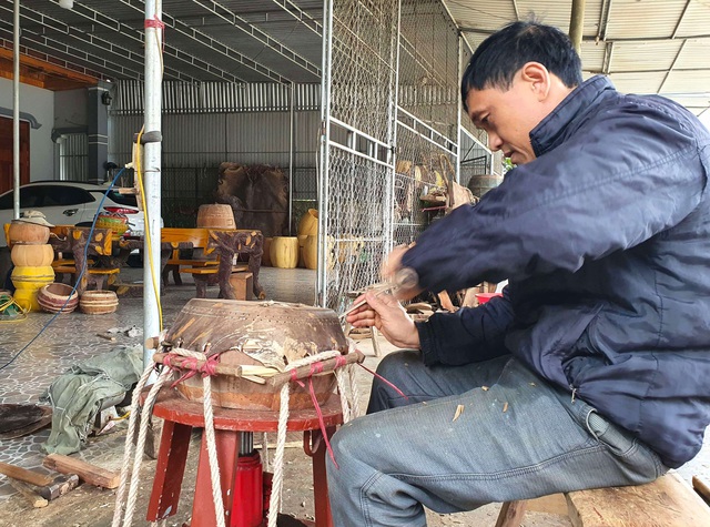 Cận cảnh quá trình thuộc da trâu, bò làm trống của những người thợ tài hoa - Ảnh 9.