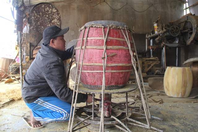 Cận cảnh quá trình thuộc da trâu, bò làm trống của những người thợ tài hoa - Ảnh 10.