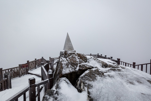 Sa Pa dưới 0 độ C, tuyết tiếp tục rơi trên đỉnh Fansipan - Ảnh 1.