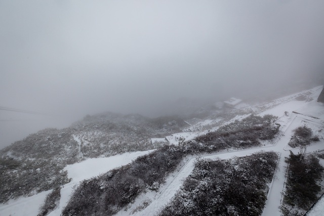 Sa Pa dưới 0 độ C, tuyết tiếp tục rơi trên đỉnh Fansipan - Ảnh 12.