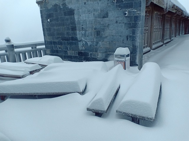 Sa Pa dưới 0 độ C, tuyết tiếp tục rơi trên đỉnh Fansipan - Ảnh 16.