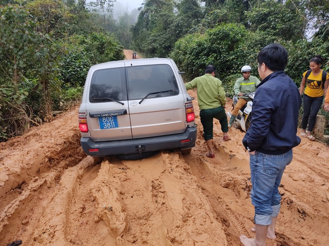 Mất nhà do sạt lở, dân bản ở Quảng Bình đón Tết trong lán tạm - Ảnh 2.