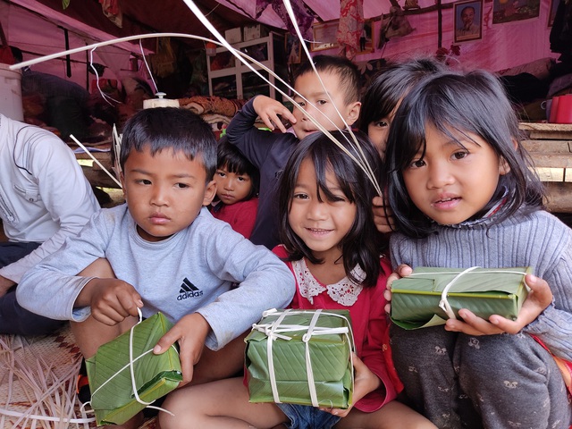 Mất nhà do sạt lở, dân bản ở Quảng Bình đón Tết trong lán tạm - Ảnh 3.