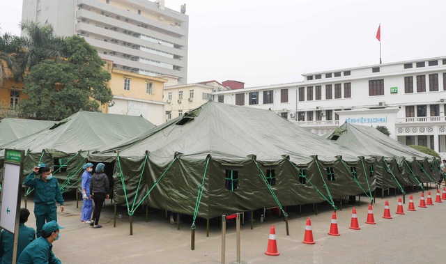 Chỉ 4 tiếng, bệnh viện dã chiến Bạch Mai thần tốc hoàn thiện với 8 nhà bạt, 64 giường bệnh, đầy đủ tiện nghi - Ảnh 4.