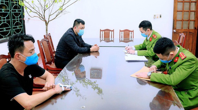 Tạm giữ t&agrave;i xế đ&aacute;nh c&aacute;n bộ chốt ph&ograve;ng dịch - Ảnh 1.