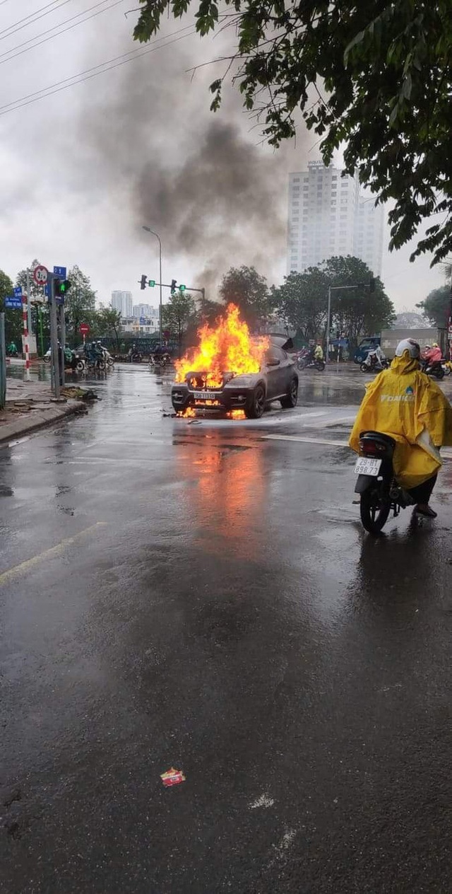 BMW bất ngờ bốc cháy dữ dội giữa phố Hà Nội, nguyên nhân gây nhiều tò mò - Ảnh 1.