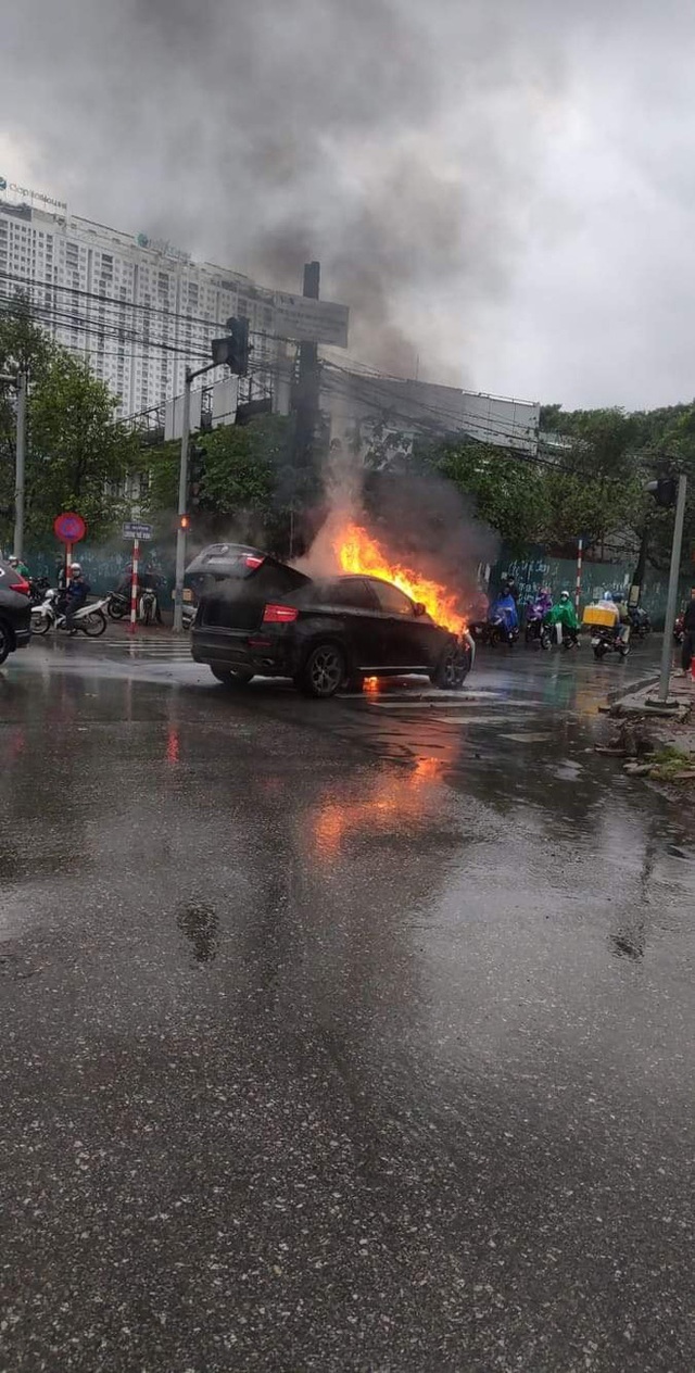 BMW bất ngờ bốc cháy dữ dội giữa phố Hà Nội, nguyên nhân gây nhiều tò mò - Ảnh 2.