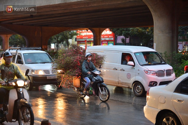 Ảnh: Người dân ùn ùn rời Hà Nội, đội mưa về quê ăn Tết, đường vành đai 3 tắc dài hàng km - Ảnh 11.