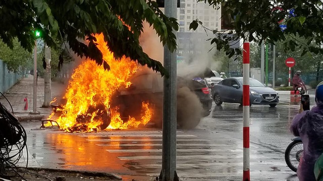 BMW bất ngờ bốc cháy dữ dội giữa phố Hà Nội, nguyên nhân gây nhiều tò mò - Ảnh 3.