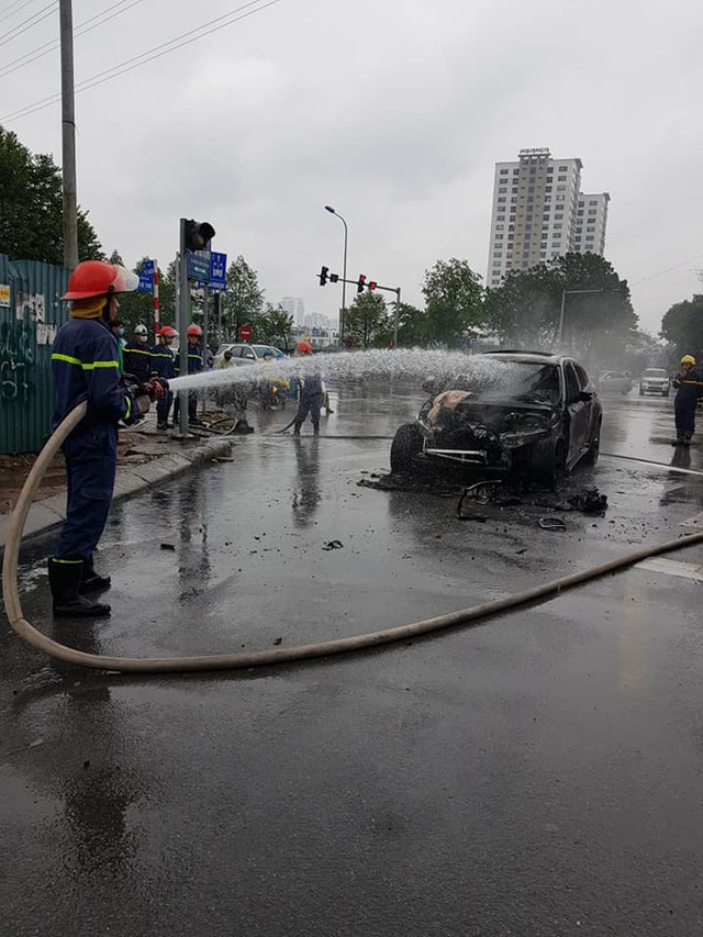 BMW bất ngờ bốc cháy dữ dội giữa phố Hà Nội, nguyên nhân gây nhiều tò mò - Ảnh 4.