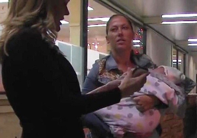 Người phụ nữ thấy 2 mẹ con thai phụ ăn xin đáng thương bước lên chiếc xe và diễn biến tiếp theo khiến bà muốn gọi cảnh sát ngay - Ảnh 7.