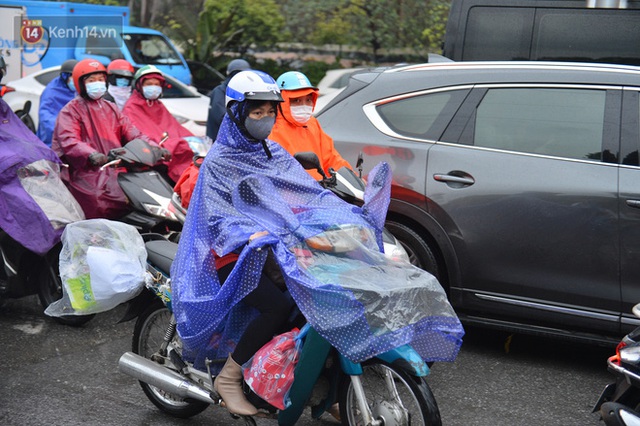 Ảnh: Người dân ùn ùn rời Hà Nội, đội mưa về quê ăn Tết, đường vành đai 3 tắc dài hàng km - Ảnh 6.