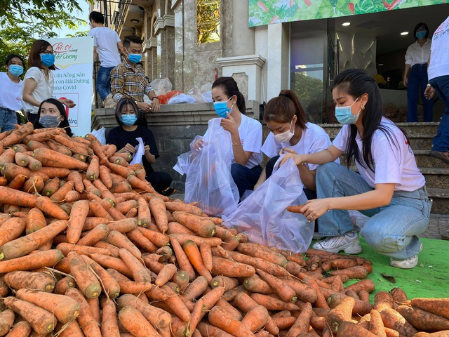 Hoa hậu Việt Nam và phiên chợ 0 đồng “giải cứu” 5 tấn nông sản Hải Dương - Ảnh 3.