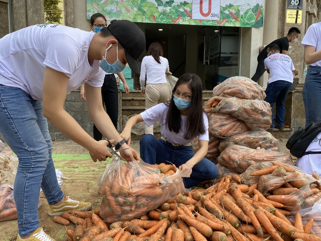 Hoa hậu Việt Nam và phiên chợ 0 đồng “giải cứu” 5 tấn nông sản Hải Dương - Ảnh 7.