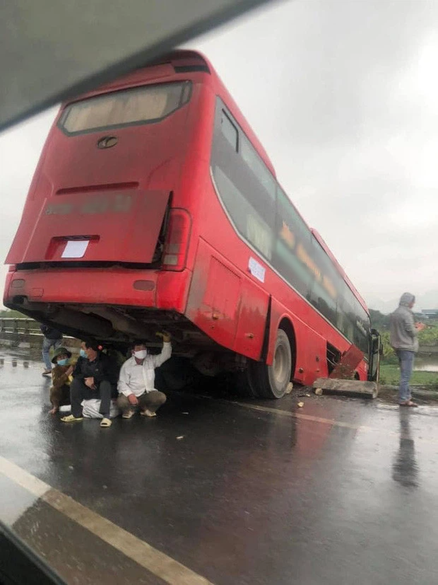 Màn trú mưa cùng tử thần giữa quốc lộ của 3 người đàn ông khiến người đi đường toát mồ hôi lạnh - Ảnh 1.