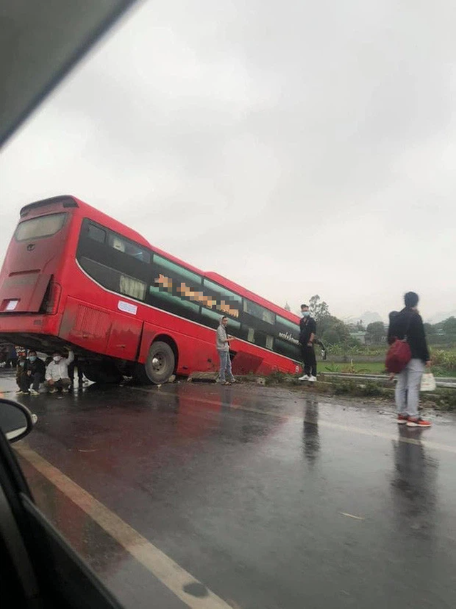 Màn trú mưa cùng tử thần giữa quốc lộ của 3 người đàn ông khiến người đi đường toát mồ hôi lạnh - Ảnh 2.