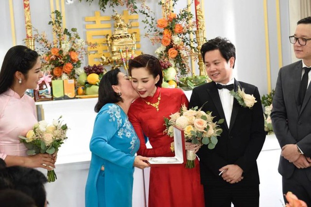 Quan hệ mẹ chồng - nàng dâu của mỹ nhân Việt: Thủy Tiên - Hari Won được ngưỡng mộ, Đặng Thu Thảo sống trong gia đình hào môn lại gây tò mò - Ảnh 4.