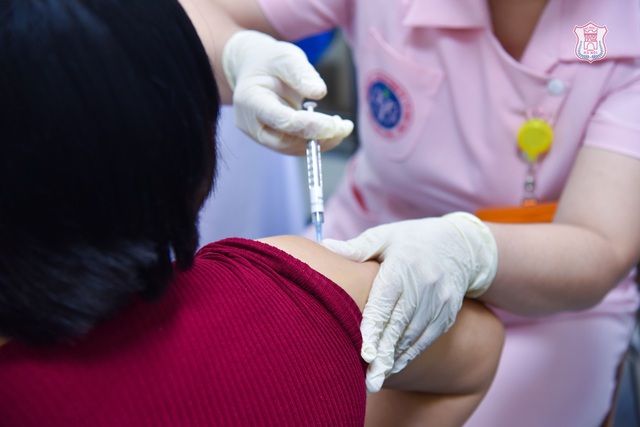 Sức khoẻ 6 tình nguyện viên tiêm vaccine Covivac made in Vietnam ổn định - Ảnh 3.