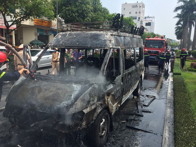 Xe chở quan tài bốc cháy giữa phố Đà Nẵng - Ảnh 1.