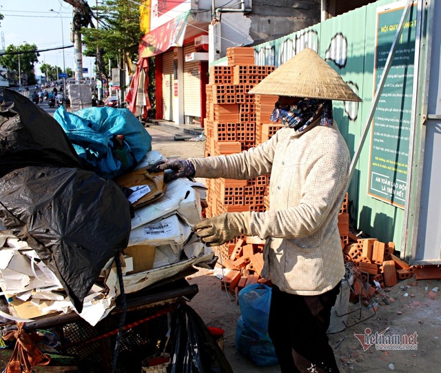 U80 rang người kiếm từng nghìn lẻ giữa chảo lửa Sài Gòn - Ảnh 1.