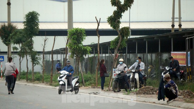 Phớt lờ lệnh cấm, công ty ở Chí Linh cho công nhân đi làm - Ảnh 6.