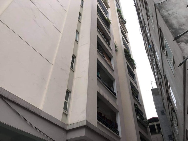Hà Nội: Nữ giúp việc rơi từ tầng 11 chung cư xuống đất tử vong thương tâm - Ảnh 1.