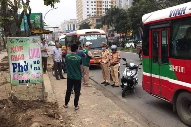  Người dân sợ hãi chứng kiến 2 xe buýt rượt đuổi, chèn ép nhau trên phố - Ảnh 3.