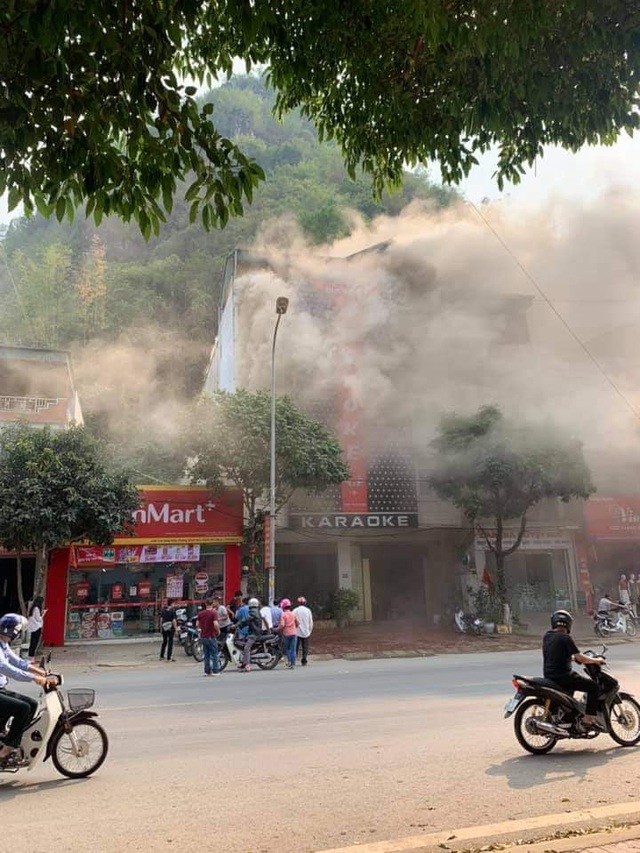 Hình ảnh vụ cháy lớn tại quán karaoke trung tâm TP Sơn La - Ảnh 2.