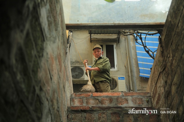 Người đàn ông gần 20 năm canh giữ cửa ô cuối cùng của Hà Nội: Lương chẳng bao nhiêu, áp lực đủ điều nhưng duyên nợ là thứ đứng trên tiền bạc - Ảnh 2.