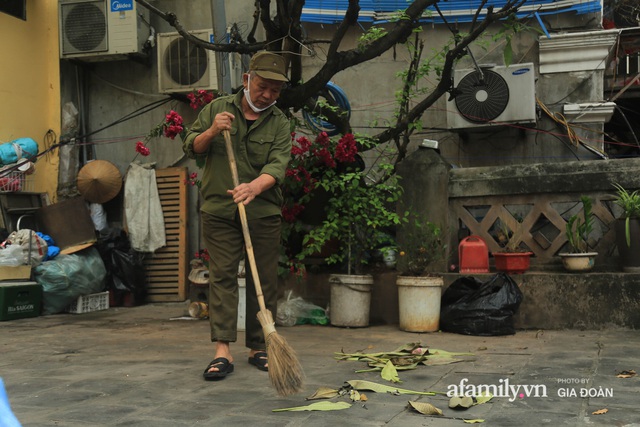 Người đàn ông gần 20 năm canh giữ cửa ô cuối cùng của Hà Nội: Lương chẳng bao nhiêu, áp lực đủ điều nhưng duyên nợ là thứ đứng trên tiền bạc - Ảnh 3.